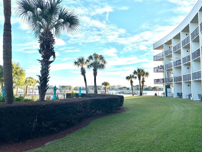 Foto del edificio - 214 Miracle Strip Pkwy SW