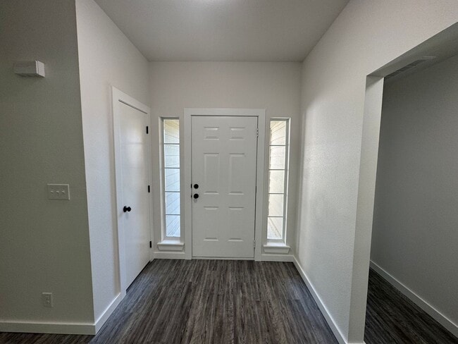 Foto del edificio - Newly remodeled - 4 bed 2 bath 3 car garage