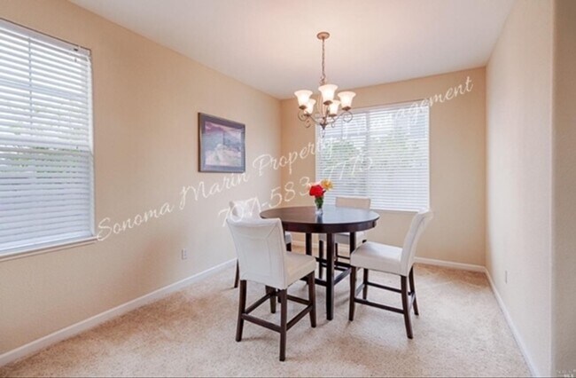 Foto del edificio - 4 Bedroom Home Corner Lot ~ 1 bedroom on 1st evel ~ 3 Full Bathrooms