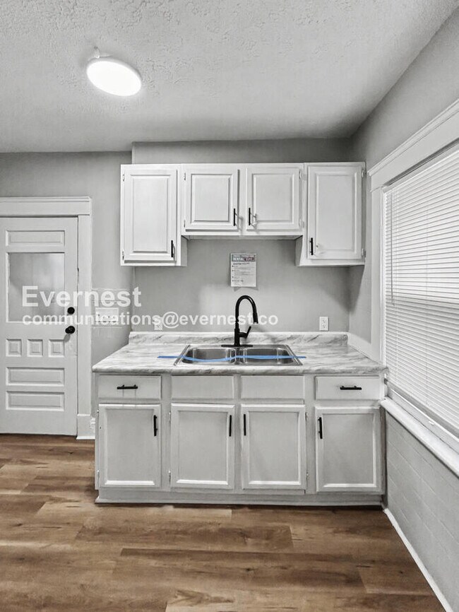 Foto del edificio - 2932 E 118th St