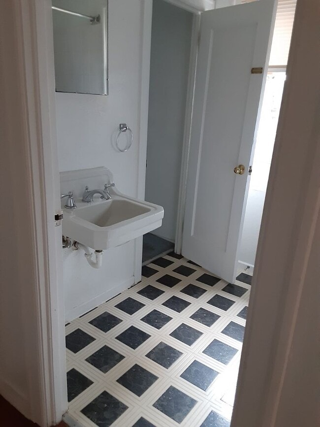 Building Photo - Available Now: 2 Bedroom and 1 bath house ...
