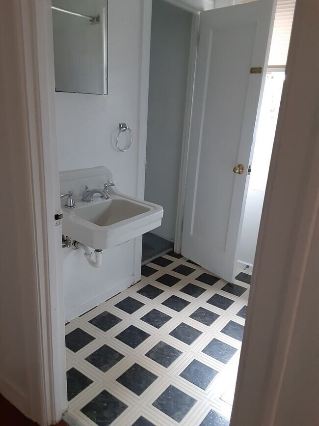 Foto del edificio - Available Now: 2 Bedroom and 1 bath house ...