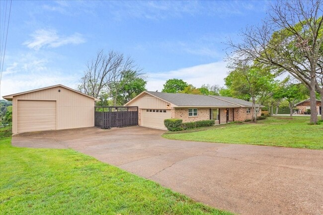 Building Photo - Completely Updated Home in Woodway, Texas;...