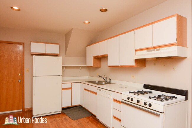 Building Photo - 1224 W Belmont Ave