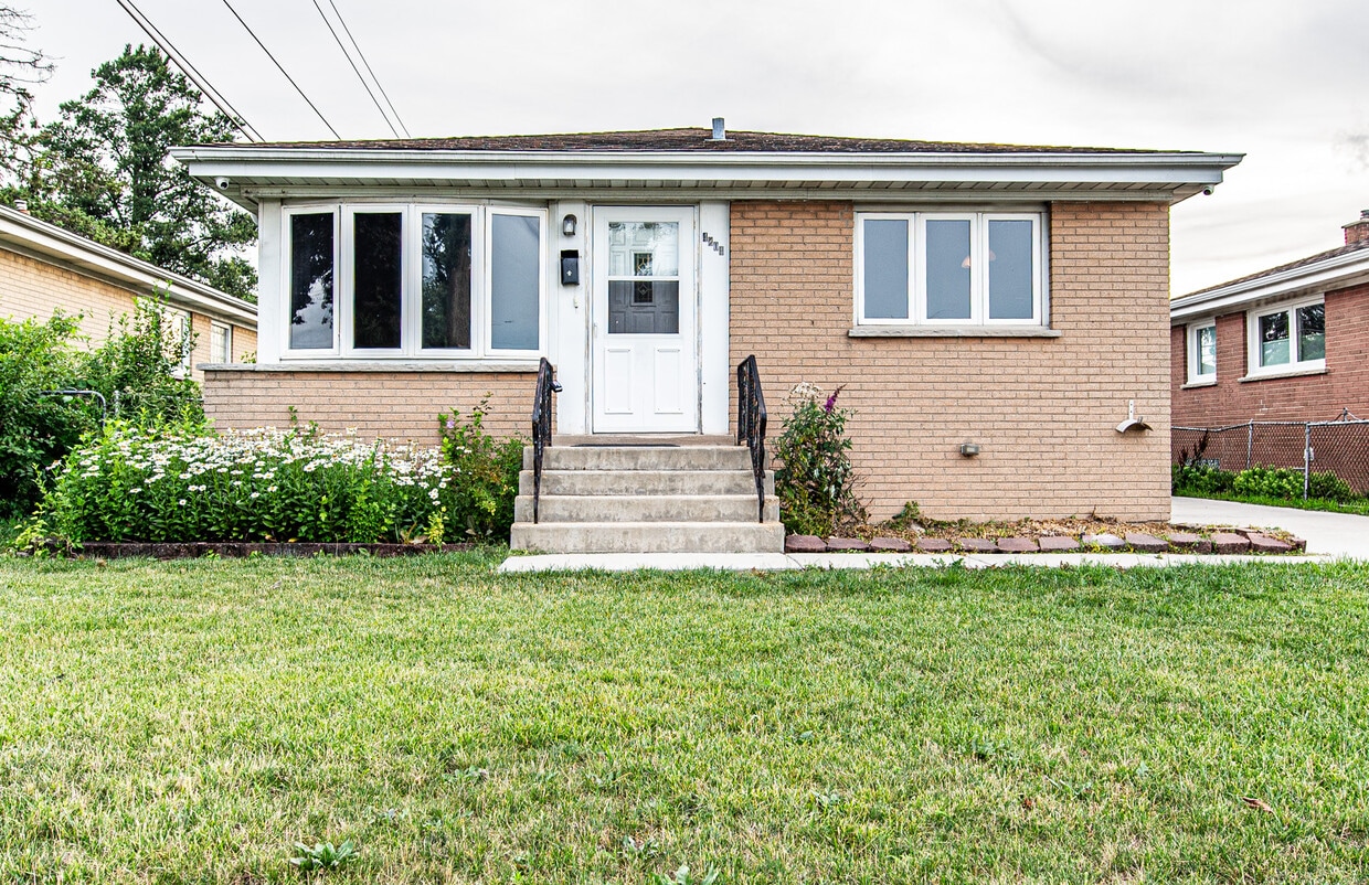 Primary Photo - 4804 N Ozark Ave