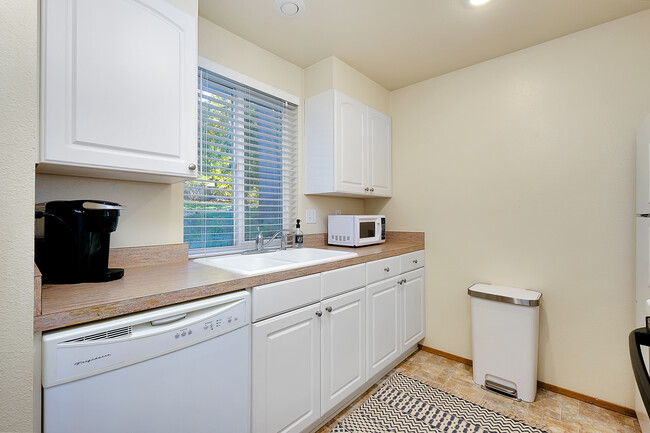 Kitchen - 9910 Trident Ln NW