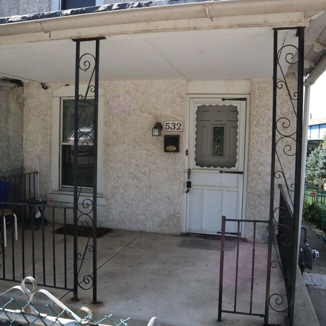 Foto del edificio - 3 Bedroom, 1 bath Twin Home in Conshohocken!!