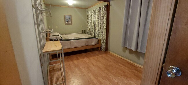 Foto del edificio - Cozy Red Cabin in Boise County - 30 Minute...