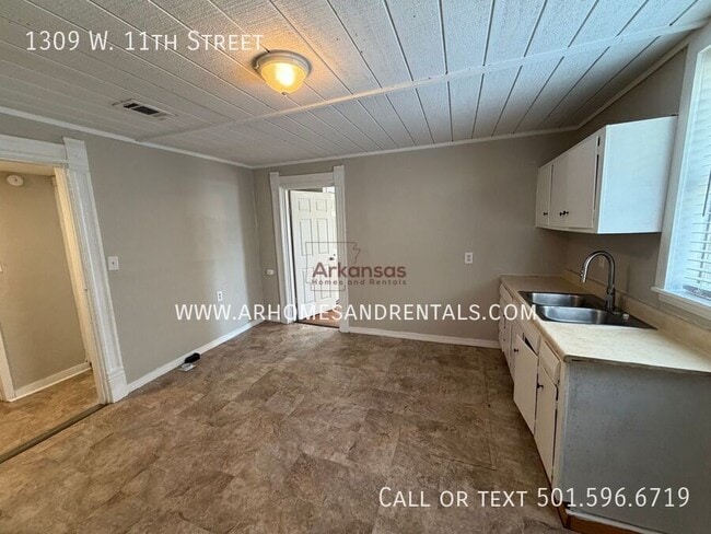 Building Photo - 1309 W 11th St