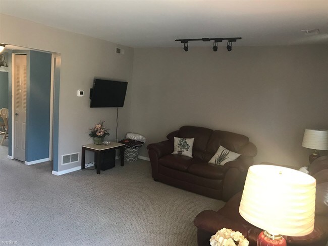 Building Photo - 2 br, 1.5 bath Condo - 8 Elwood Ct