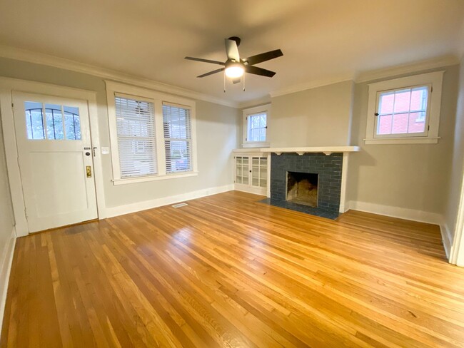 Building Photo - Recently Renovated 3 bedroom 1 bath in His...