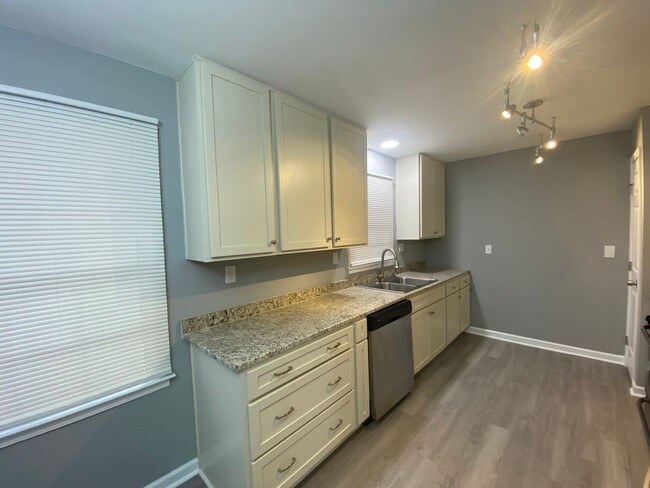 Building Photo - Spacious Newly Remodeled 4 Bedroom 2 Bath ...