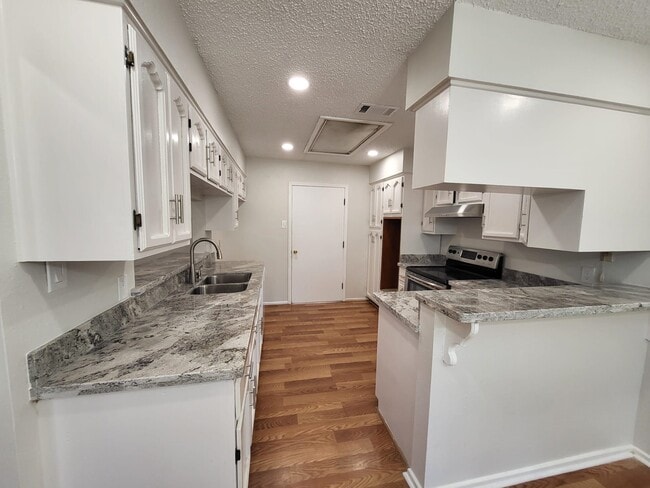 Building Photo - 806 Westgate Cir