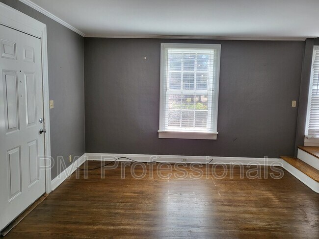 Building Photo - 909 E Lytle St