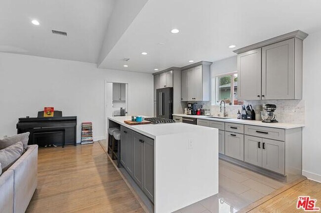 Foto del edificio - 6939 Noble Ave