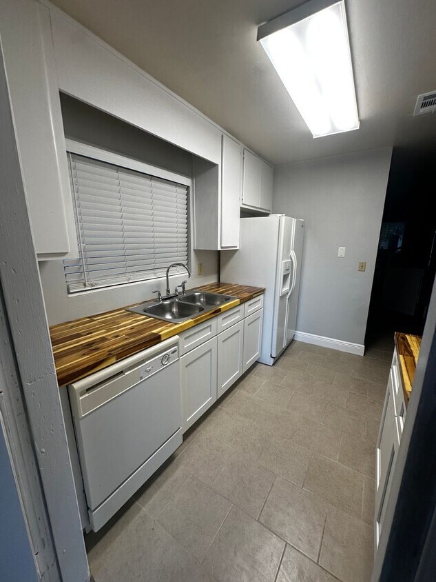 Foto principal - 5909 NW 23rd Terrace