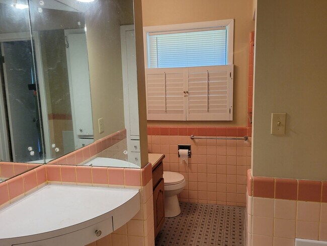 Building Photo - 4 Bedrooms! 2 Baths! Southeast Springfield...