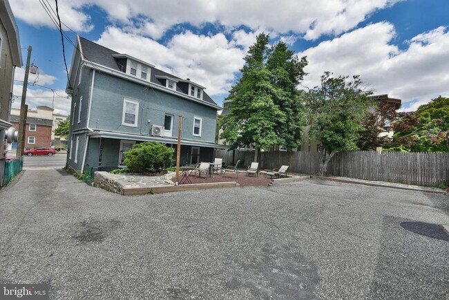 Building Photo - 357 Lyceum Ave