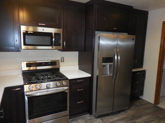 Building Photo - 725 Villa Flores Dr