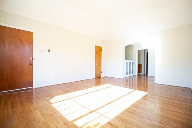 Building Photo - 2204 Kenwood Blvd