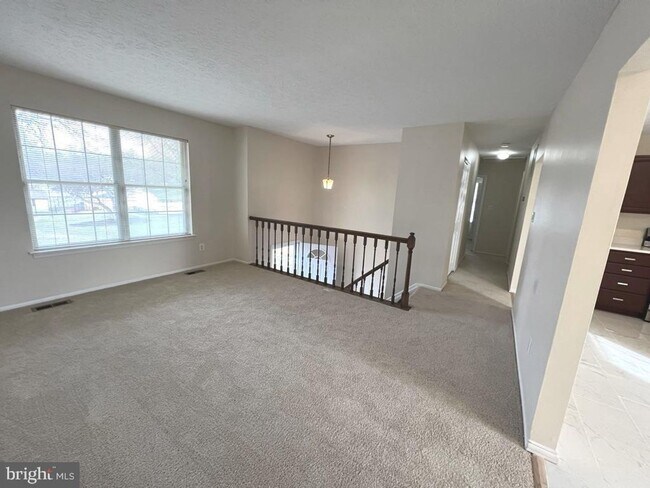 Foto del edificio - Beautiful and spacious split foyer home wi...