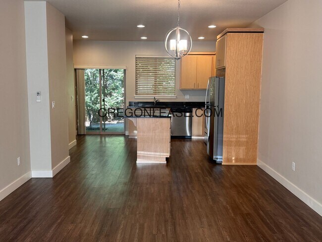 Foto del edificio - 2 bedroom 2.5 bath townhouse in Cal Young Area