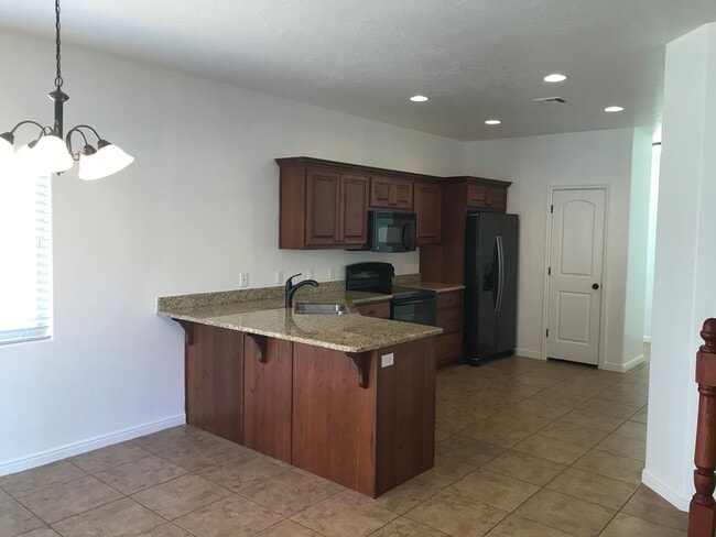 Foto del edificio - Beautiful 3 bed, 2.5 bath townhome, end unit! Very close to the pool!