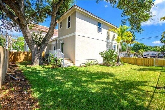 Building Photo - 2915 SW 15th Ave