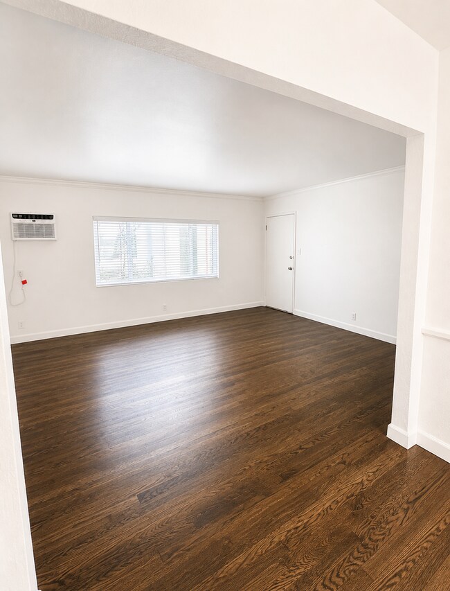 Foto del edificio - Remodeled 2BR in NoHo – New Kitchen, 2 Parking Spaces, Walk to NoHo West Mall