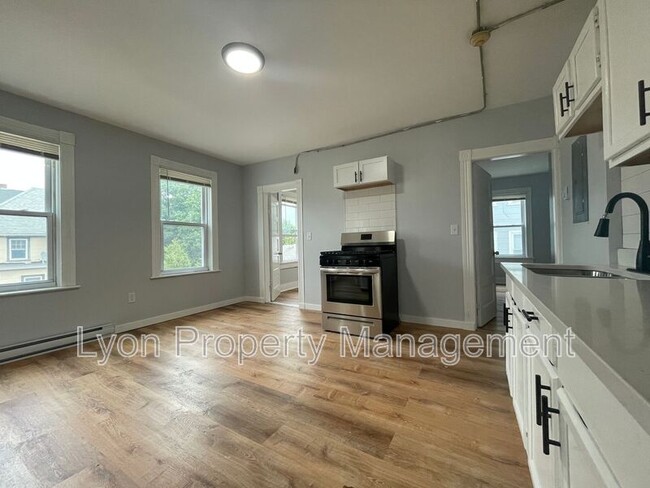 Building Photo - 412 Elm St