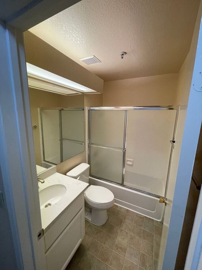 Building Photo - Wonderful 2 Bedroom, 2.5 Bath Condo!