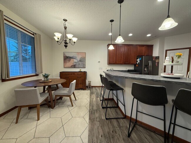 Foto del edificio - Great 3BR/2BA End Unit Elk River Townhome Available June!