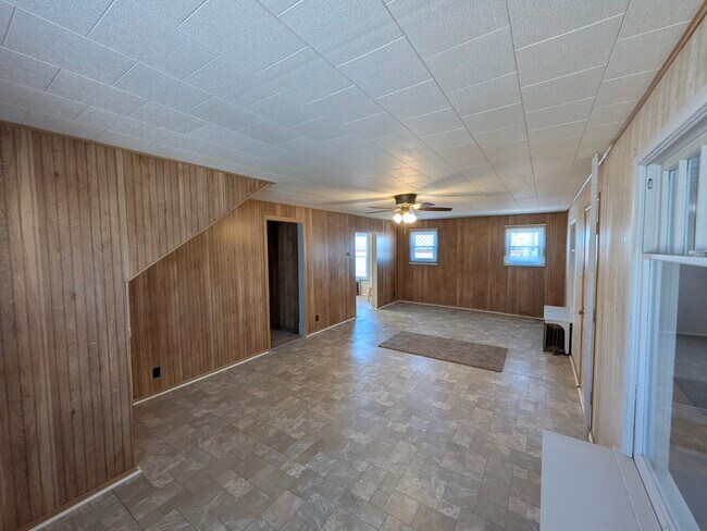 Sala de estar - 123 E North St