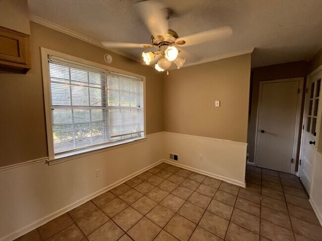 Foto del edificio - Renovated 3 Bedroom 2 Bath Home with 2 Car...