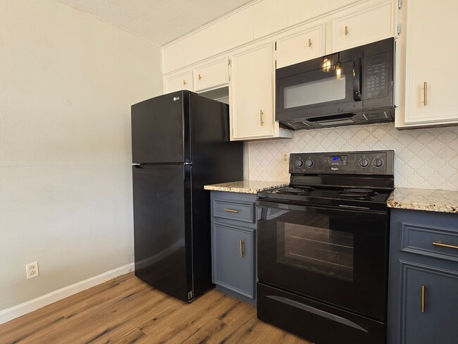 Building Photo - PRICE DROP & MOVE IN SPECIAL - AVAILABLE NOW!