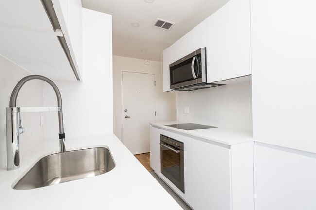 Photo du bâtiment - 365 Eglinton Ave E