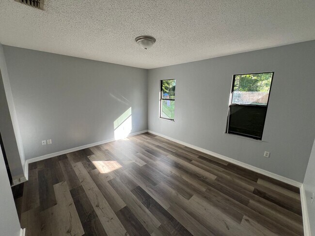 Building Photo - Spacious 3BR/1BA with Huge Yard & Charming...
