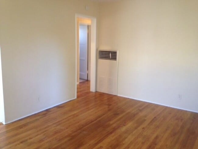 Building Photo - 2212