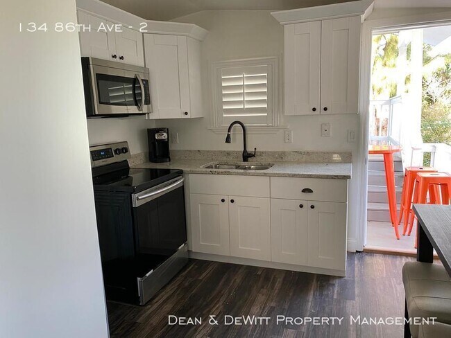 Building Photo - Furnished STUDIO For Rent - Treasure Island