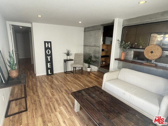 Foto del edificio - 272 N Topanga Canyon Blvd