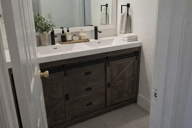 Foto del edificio - Beautiful 1/1 Wood Floor Condo for rent with Serene trees view from your screened balcony.