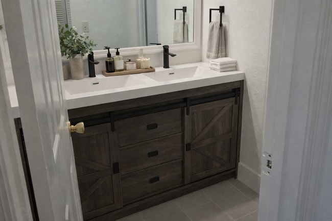 Building Photo - Beautiful 1/1 Wood Floor Condo for rent with Serene trees view from your screened balcony.