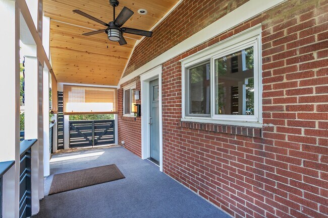 Building Photo - 3 bed 1 bath - nicely updated, central air...
