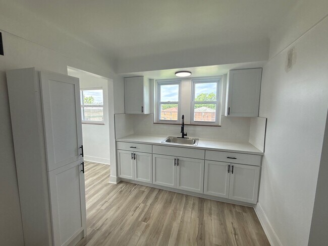 Building Photo - 7209 Brookcrest Dr