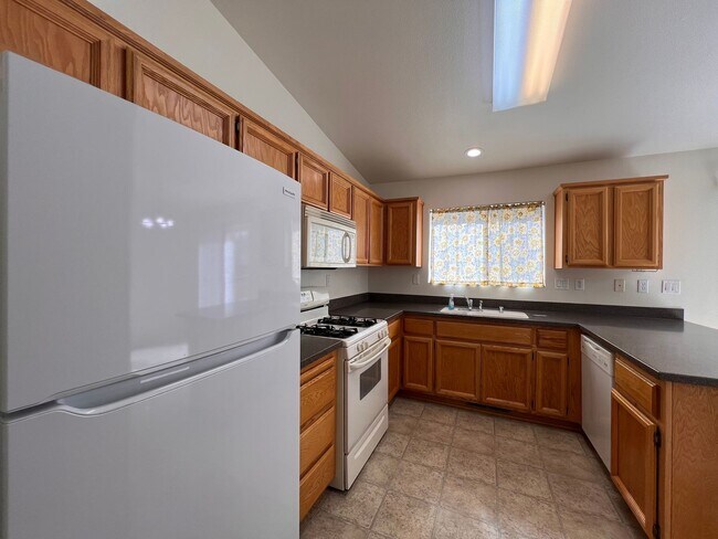 Foto del edificio - Centrally located 3 bedroom home in Fernley- 3 car garage