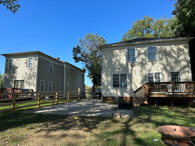 Foto del edificio - 2412 Bainbridge St