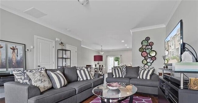 Building Photo - Spacious 3BR/2 BA Townhome Located in Caba...