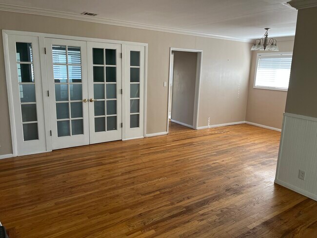 Sala de estar (otro ángulo) - 3522 Faust Ave