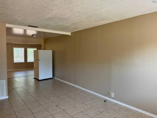 Building Photo - 1502 Parkdale Dr