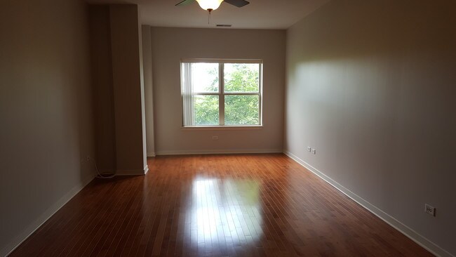 Leaving Room - 1155 W Roosevelt Rd